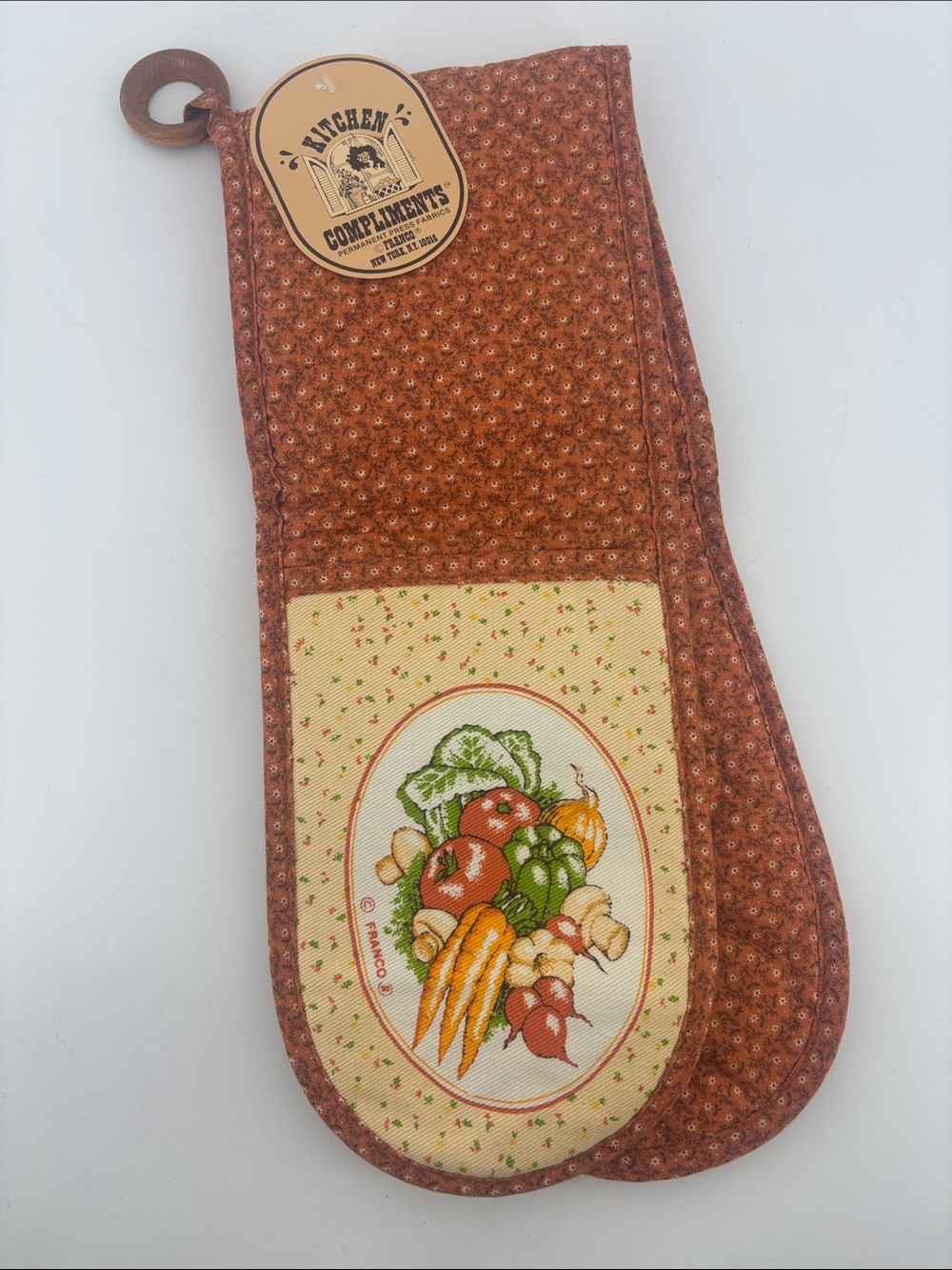 Vintage 1970s Franco “kitchen compliments” double-pocket oven mitt vegetable nos